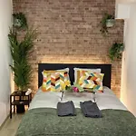 Apartamento Artsy Getaway - Unbeatable Location! Great For Couples & Digital Nomads Lisboa