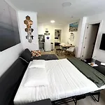 아파트 Artsy Getaway - Unbeatable Location! Great For Couples & Digital Nomads 리스본