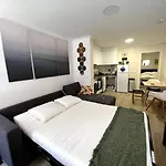 Artsy Getaway - Unbeatable Location! Great For Couples & Digital Nomads 아파트