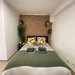 Artsy Getaway - Unbeatable Location! Great For Couples & Digital Nomads 아파트 *