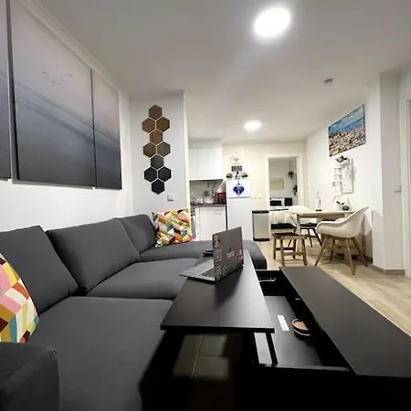 Artistic Digital Getaway - Patio & Great Location! דירה