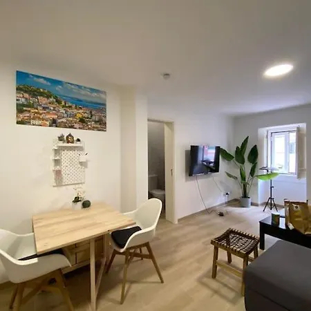 Artistic Digital Getaway - Patio & Great Location! דירה