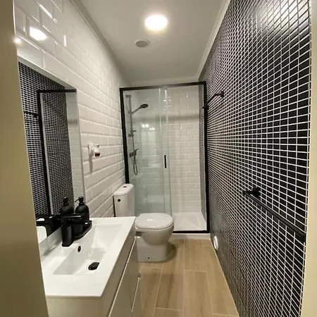 Artistic Digital Getaway - Patio & Great Location! דירה ליסבון