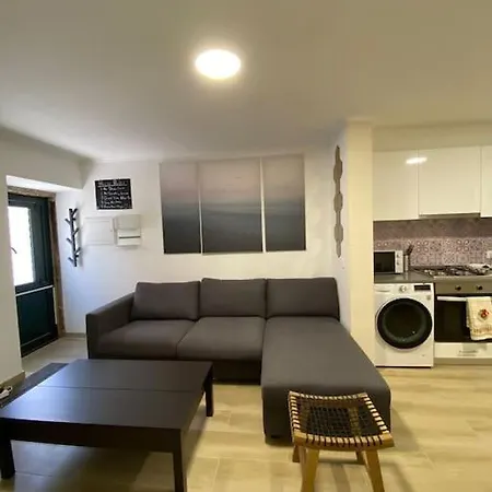 Artistic Digital Getaway - Patio & Great Location! דירה ליסבון