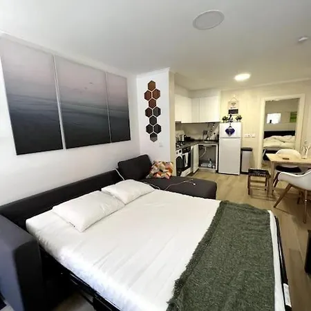 Artistic Digital Getaway - Patio & Great Location! דירה