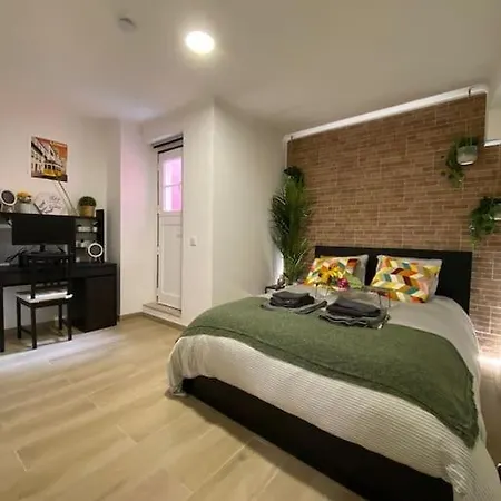 Artistic Digital Getaway - Patio & Great Location! דירה ליסבון