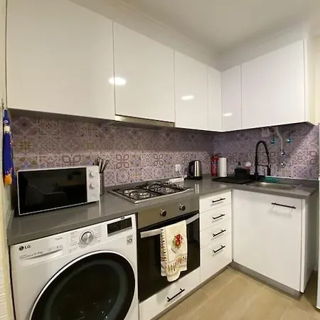 Artistic Digital Getaway - Patio & Great Location! ליסבון