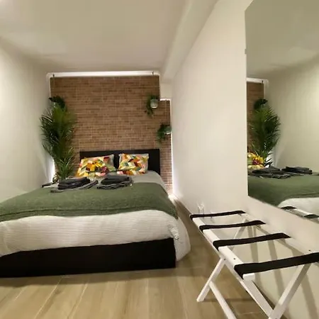 Artistic Digital Getaway - Patio & Great Location! * ליסבון
