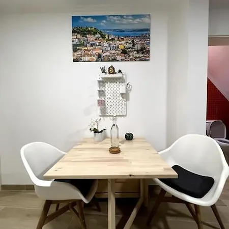 Artistic Digital Getaway - Patio & Great Location! * ליסבון