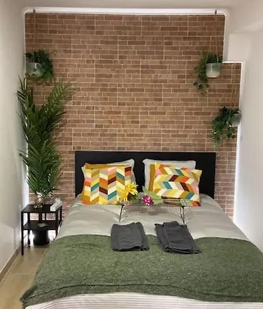 Artsy Getaway - Unbeatable Location! Great For Couples & Digital Nomads * Лісабон