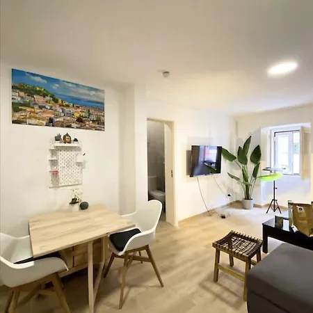 Апартаменти Artsy Getaway - Unbeatable Location! Great For Couples & Digital Nomads Лісабон