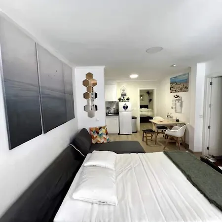 Апартаменти Artsy Getaway - Unbeatable Location! Great For Couples & Digital Nomads Лісабон